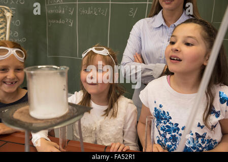 Insegnante di scuola e ragazze condurre esperimenti scientifici, Fürstenfeldbruck, Baviera, Germania Foto Stock