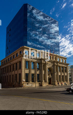 Sud Americana vapore edificio aziendale - dove il vecchio incontra il nuovo, Valparaiso, Cile Foto Stock