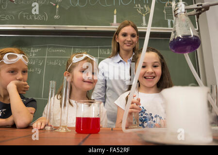 Insegnante e studentesse condurre esperimenti scientifici, Fürstenfeldbruck, Baviera, Germania Foto Stock