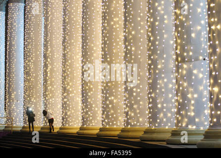 Kiev, Ucraina. 4° dic, 2015. Le persone che visitano inverno parco divertimento invernale nel paese di Kiev. © Anatolii Stepanov/ZUMA filo/Alamy Live News Foto Stock