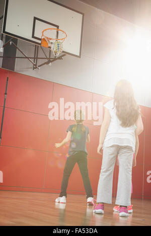 Ragazze giocando a basket ball in campi di basket e di Monaco di Baviera, Germania Foto Stock