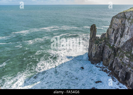 San Govan la Cappella è una cappella situata presso San Govan's Head, Pembrokeshire nel sud del Galles occidentale. Foto Stock