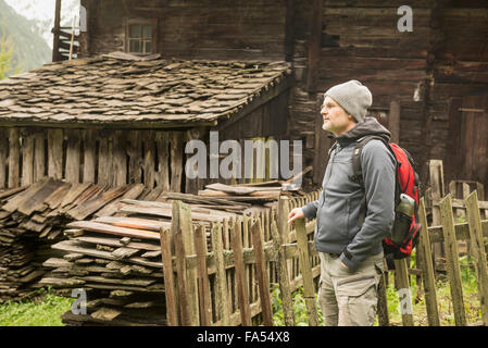 Coppia escursionista in piedi vicino al cottage a Rainy day, alpi austriache, Carinzia, Austria Foto Stock