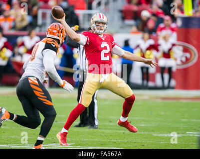 Dicembre 20, 2015: San Francisco 49ers quarterback Blaine Gabbert (2) in azione durante la NFL partita di calcio tra i Cincinnati Bengals e il San Francisco 49ers a Levi's Stadium di Santa Clara, CA. Il 49ers perso per la Bengals 24-14. Damon Tarver/Cal Sport Media Foto Stock