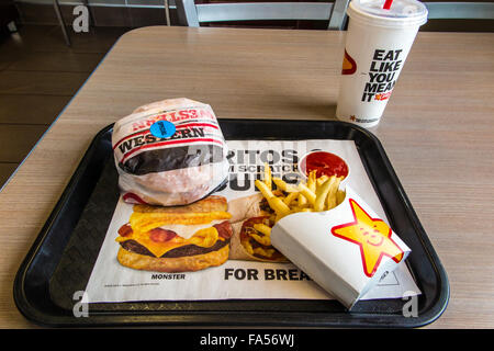 Un Carls Jr pasto con hamburger, patatine fritte e una bevanda Foto Stock