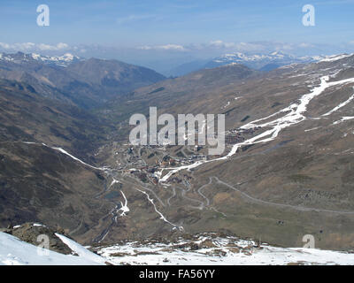 Una vista di Les Menuires in 3 valli delle Alpi francesi. Molto poca neve è lasciato sulle piste da sci Foto Stock