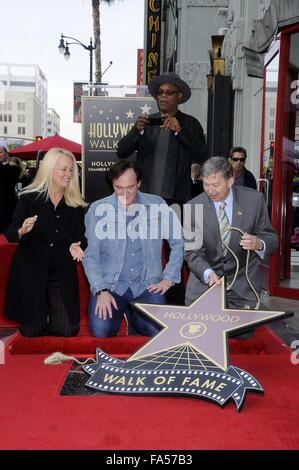 Los Angeles, CA, Stati Uniti d'America. Xxi Dec, 2015. Beth Marlis, Quentin Tarantino, Samuel L. Jackson, Leron Gubler alla cerimonia di induzione per la stella sulla Hollywood Walk of Fame di Quentin Tarantino, Hollywood Boulevard, Los Angeles, CA December 21, 2015. Credito: Michael Germana/Everett raccolta/Alamy Live News Foto Stock