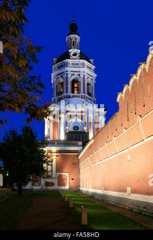Chiesa di gate dei Santi Zaccaria ed Elisabetta con campanile a torre e bastioni del monastero Donskoy (1591) a Mosca, Russia Foto Stock