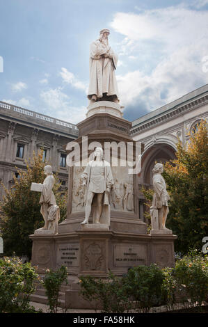 Statua di Leonardo da Vinci di fronte a Palazzo Marino, Piazza della Scala di Milano, Italia Foto Stock