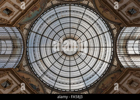 Basso angolo vista del soffitto in vetro, la Galleria Vittorio Emanuele II, Milano, Italia Foto Stock