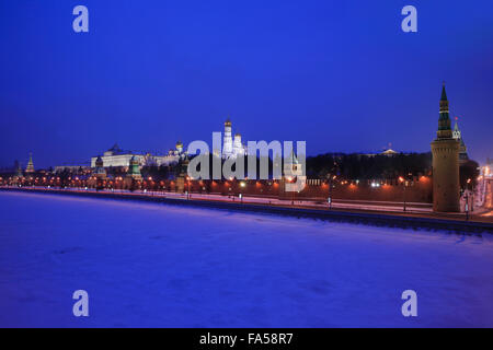 Il Cremlino (1482-1495) su un bel freddo inverno sera a Mosca, Russia Foto Stock