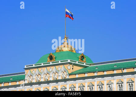 La bandiera russa volare sopra il Gran Palazzo del Cremlino a Mosca, Russia Foto Stock