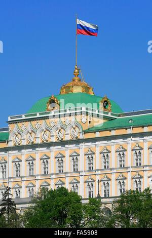 La bandiera russa volare sopra il Gran Palazzo del Cremlino a Mosca, Russia Foto Stock