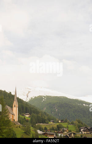 St Vincent chiesa con mountain in background, Heiligenblut, Carinzia, Austria Foto Stock