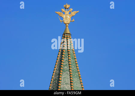 Un doppio oro-headed eagle (stemma della federazione russa) sulla parte superiore della risurrezione porta a Mosca, Russia Foto Stock