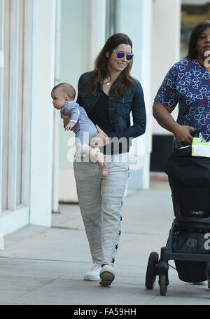 Jessica Biel spotted out passeggiando con suo figlio Sila Randall Timberlake su Ventura Boulevard con: Jessica Biel, Sila Randall Timberlake dove: Los Angeles, California, Stati Uniti quando: 20 Nov 2015 Foto Stock