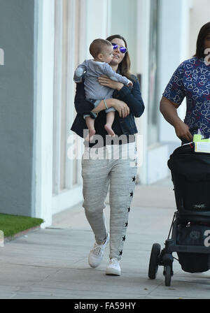 Jessica Biel spotted out passeggiando con suo figlio Sila Randall Timberlake su Ventura Boulevard con: Jessica Biel, Sila Randall Timberlake dove: Los Angeles, California, Stati Uniti quando: 20 Nov 2015 Foto Stock