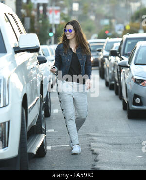 Jessica Biel spotted out passeggiando con suo figlio Sila Randall Timberlake su Ventura Boulevard con: Jessica Biel dove: Los Angeles, California, Stati Uniti quando: 20 Nov 2015 Foto Stock