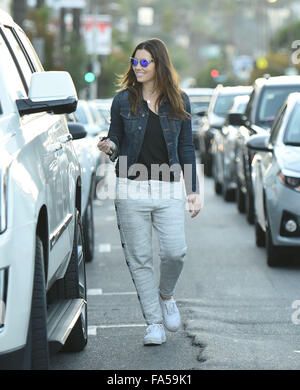 Jessica Biel spotted out passeggiando con suo figlio Sila Randall Timberlake su Ventura Boulevard con: Jessica Biel dove: Los Angeles, California, Stati Uniti quando: 20 Nov 2015 Foto Stock