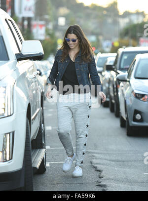 Jessica Biel spotted out passeggiando con suo figlio Sila Randall Timberlake su Ventura Boulevard con: Jessica Biel dove: Los Angeles, California, Stati Uniti quando: 20 Nov 2015 Foto Stock