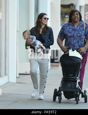 Jessica Biel spotted out passeggiando con suo figlio Sila Randall Timberlake su Ventura Boulevard con: Jessica Biel, Sila Randall Timberlake dove: Los Angeles, California, Stati Uniti quando: 20 Nov 2015 Foto Stock