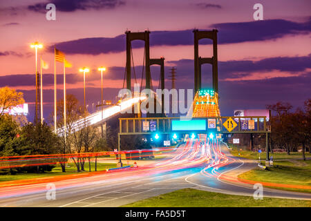 I percorsi del traffico su Delaware Memorial Bridge al tramonto. Foto Stock