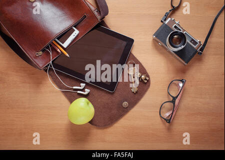 Sovraccarico di Essentials per la moderna giovane Foto Stock