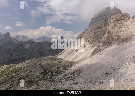 Guardando a Nord dal Drei Zinnen, nel parco naturale Tre Cime, Dolomiti, Italia Foto Stock