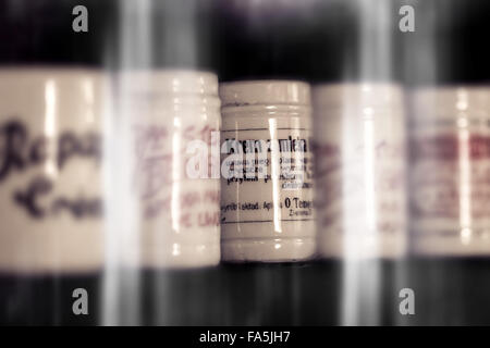 Vintage farmaci in piccoli flaconi su un ripiano Foto Stock