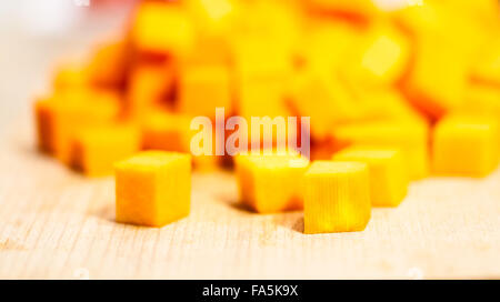 Organico a fette di zucca close-up su una tavola di legno Foto Stock