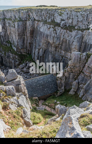 San Govan la Cappella è una cappella situata presso San Govan's Head, Pembrokeshire nel sud del Galles occidentale. Foto Stock