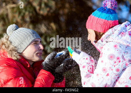 Sulla passeggiata invernale giovane rendendo neve a ciascun altro Foto Stock