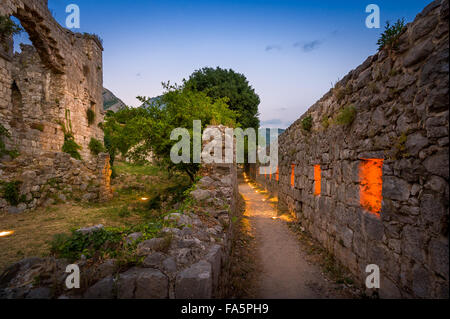 Bar vecchia fortezza di mura notte fulmini. Foto Stock