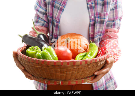 Gli agricoltori prendere un cesto di verdure Foto Stock