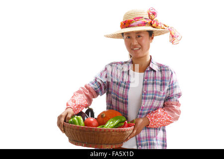 Gli agricoltori prendere un cesto di verdure Foto Stock