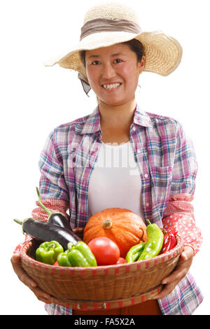 Gli agricoltori prendere un cesto di verdure Foto Stock