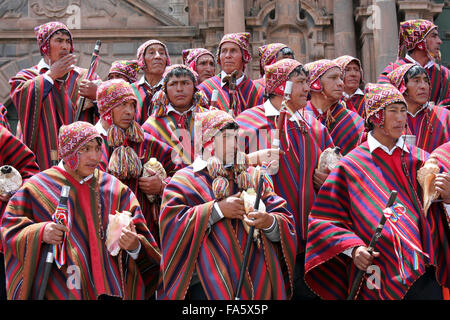 Peruviano di uomini in abiti tradizionali con Conch gusci Foto Stock