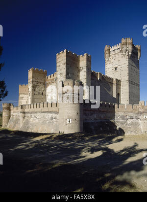 Spagna. Castilla y León. Medina del Campo. Castello di La Mota. Ricostruita fortezza medievale. Gotica architettura militare con elementi di Moresco. Vista esterna. Foto Stock