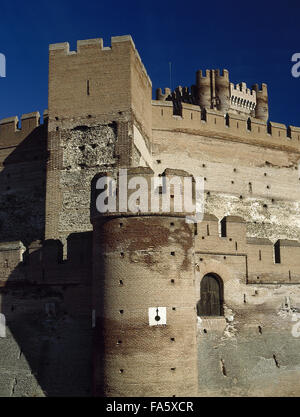 Spagna. Castilla y León. Medina del Campo. Castello di La Mota. Ricostruita fortezza medievale. Gotica architettura militare con elementi di Moresco. Vista esterna. Foto Stock