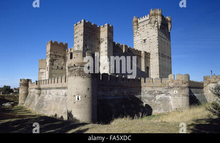 Spagna. Castilla y León. Medina del Campo. Castello di La Mota. Ricostruita fortezza medievale. Gotica architettura militare con elementi di Moresco. Vista esterna. Foto Stock