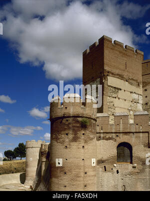 Spagna. Castilla y León. Medina del Campo. Castello di La Mota. Ricostruita fortezza medievale. Gotica architettura militare con elementi di Moresco. Vista esterna. Foto Stock