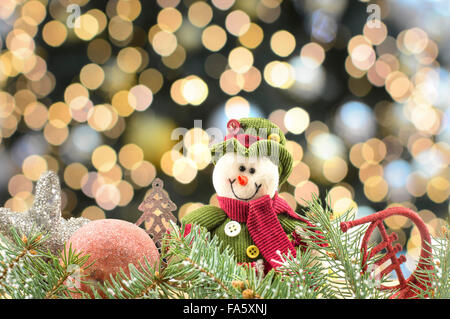 Pupazzo di neve e decorazioni di Natale con le luci di Natale sfondo bokeh di fondo Foto Stock