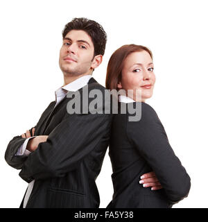 Sucessful business team con le braccia incrociate appoggiata di schiena Foto Stock