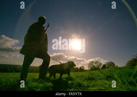 La figura mostra un uomo e cane sulle antiche pellegrino la via lungo la North Downs tra le città di Rochester e Canterbury, England, Regno Unito Foto Stock