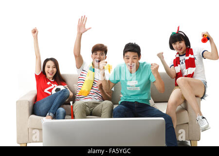 Giovani uomini e donne a guardare partite di calcio Foto Stock