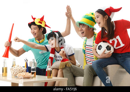 Giovani uomini e donne a guardare partite di calcio Foto Stock