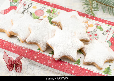 Home cotto sagomato e biscotti di Natale dessert Foto Stock