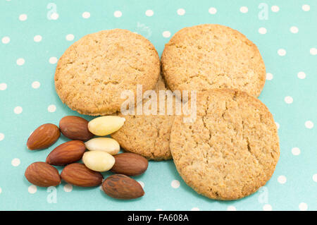 Mazzetto di solidali i biscotti con le mandorle blu su sfondo puntinato Foto Stock