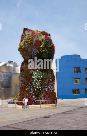 Cucciolo scultura floreale di Jeff Koons al di fuori del Museo Guggenheim Bilbao Foto Stock