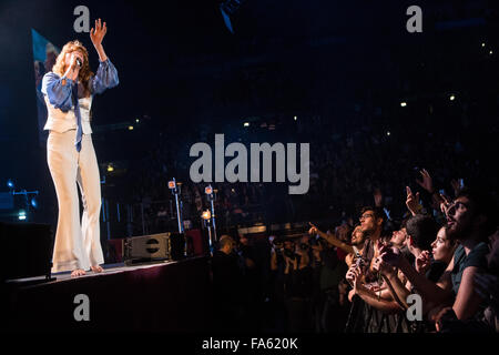 Milano Italia. Il 21 dicembre 2015. L'inglese indie rock band di Firenze e la macchina esegue dal vivo sul palco al Mediolanum Forum durante il 'come grandi tour' Credit: Rodolfo Sassano/Alamy Live News Foto Stock